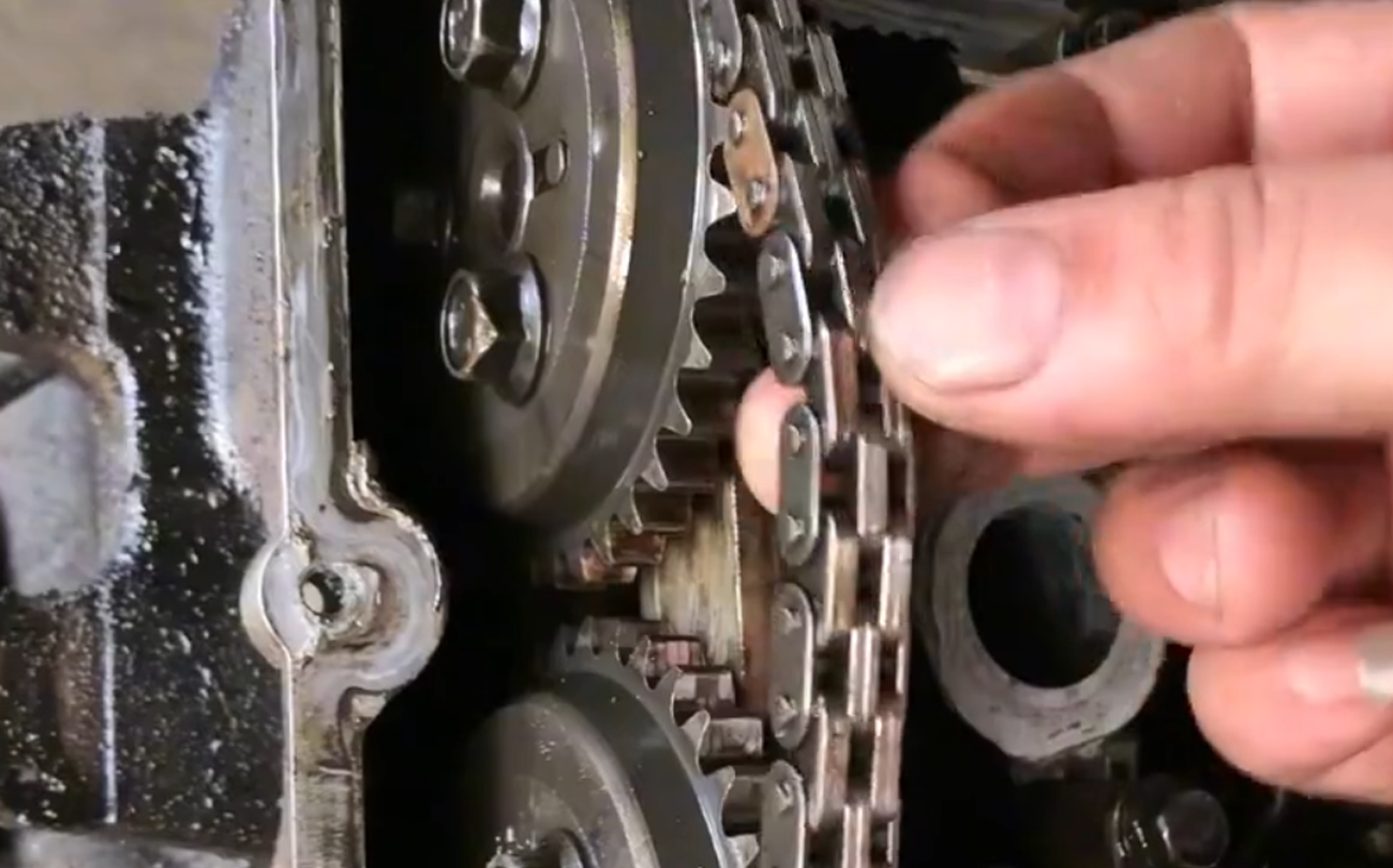 Hány kilométert kell cserélni a motor vezérműláncát? Vagy soha nem kell cserélni? A szerelő a helyszínen tájékoztat
